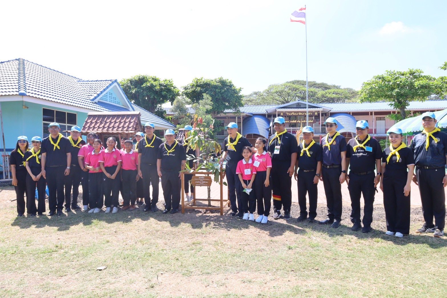title - องคมนตรีนำนักเรียนทุนพระราชทาน ม.ท.ศ.  โรงเรียนวัดนางเล่ว จังหวัดอ่างทอง ทำกิจกรรมจิตอาสา “เราทำความดี ด้วยหัวใจ” 